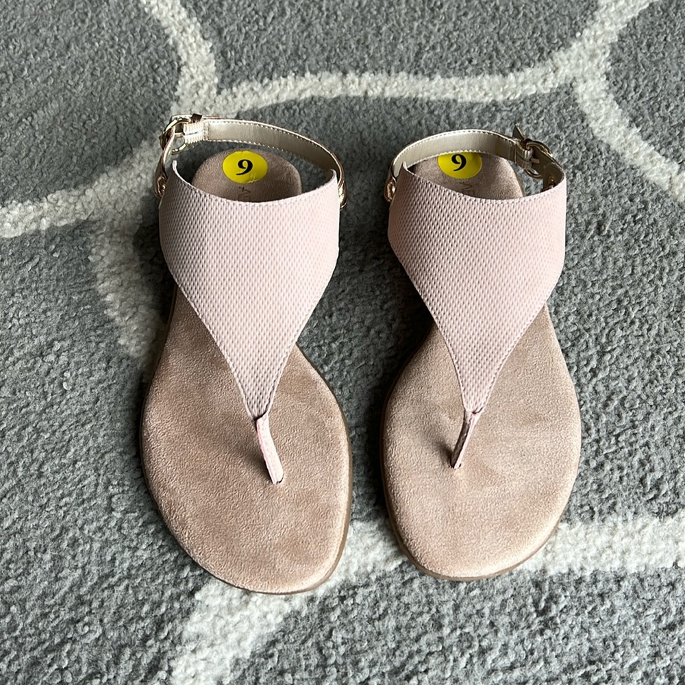 Aerosols In Conchlusion flat sandal, size 9, color blush pink / gold